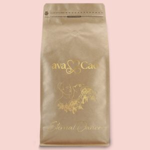 Naturfarbene Kraftpapierverpackung mit goldener Aufschrift „avaCao Eternal Dance“, filigraner Pärchenzeichnung und Herzsymbol – Design für rituelle Cacaomischung.