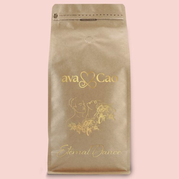 Naturfarbene Kraftpapierverpackung mit goldener Aufschrift „avaCao Eternal Dance“, filigraner Pärchenzeichnung und Herzsymbol – Design für rituelle Cacaomischung.