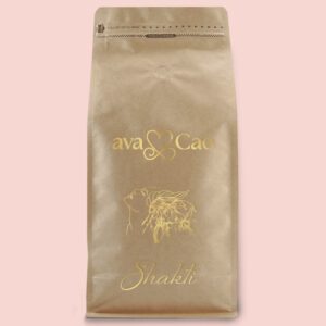 Naturfarbene Kraftpapierverpackung mit goldener Aufschrift „avaCao Shakti“, filigraner Frauenzeichnung und Herzsymbol – Design für rituelle Cacaomischung.
