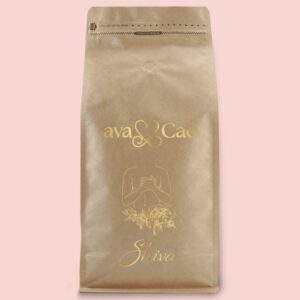 Naturfarbene Kraftpapierverpackung mit goldener Aufschrift „avaCao Shiva“, filigraner Männerkörperzeichnung und Herzsymbol – Design für rituelle Cacaomischung.