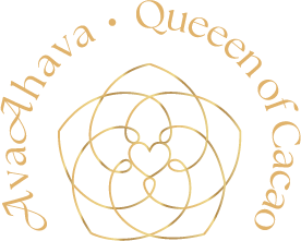 Goldenes rundes Logo mit floralem Herzsymbol in der Mitte und der geschwungenen Schrift „Ava Ahava · Queen of Cacao“ – sanft, edel und spirituell.