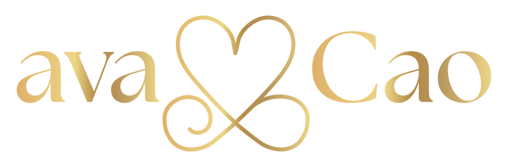 Goldenes avaCao-Logo mit geschwungener Schrift und Herzsymbol – Symbol für Liebe, Genuss und die Kakaozeremonien von avaCao.