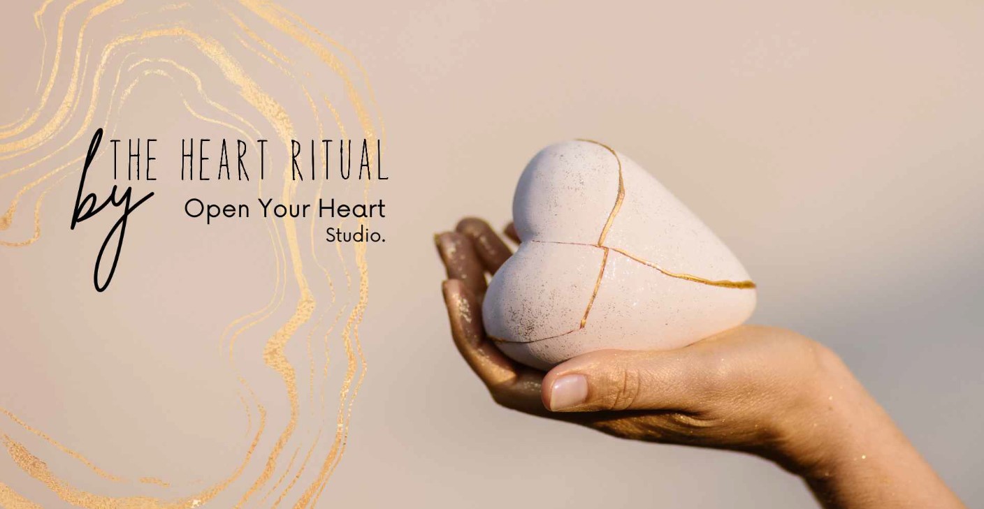 Hand hält ein repariertes Herzobjekt mit goldenen Bruchlinien, daneben das Logo „The Heart Ritual – Open Your Heart Studio“