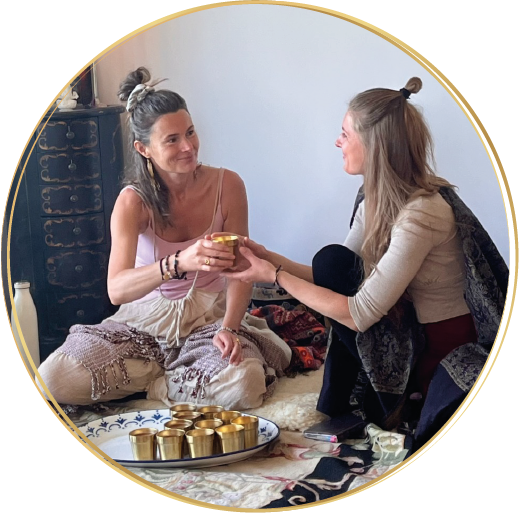 Zwei Frauen im Ritualmoment während einer Cacao-Zeremonie. Ein stiller, bewusster Augenblick der Verbindung und des Herzensausdrucks.